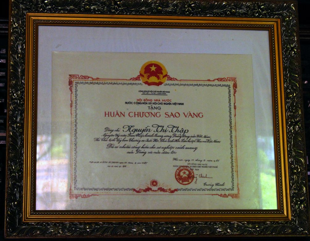 Can canh Huan chuong Sao Vang cua Nha nuoc tang cho ba Nguyen Thi Thap. Anh: Luc Tung