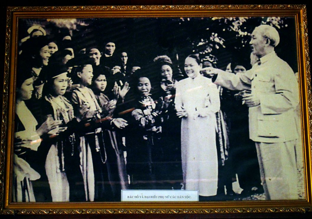 Ba Nguyen Thi Thap trong lan cung doan dai bieu phu nu cac dan toc duoc Bac Ho den tham. Anh: Luc Tung