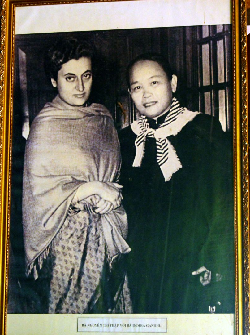 Ba Nguyen Thi Thap voi ba Gandhi. Anh: Luc Tung