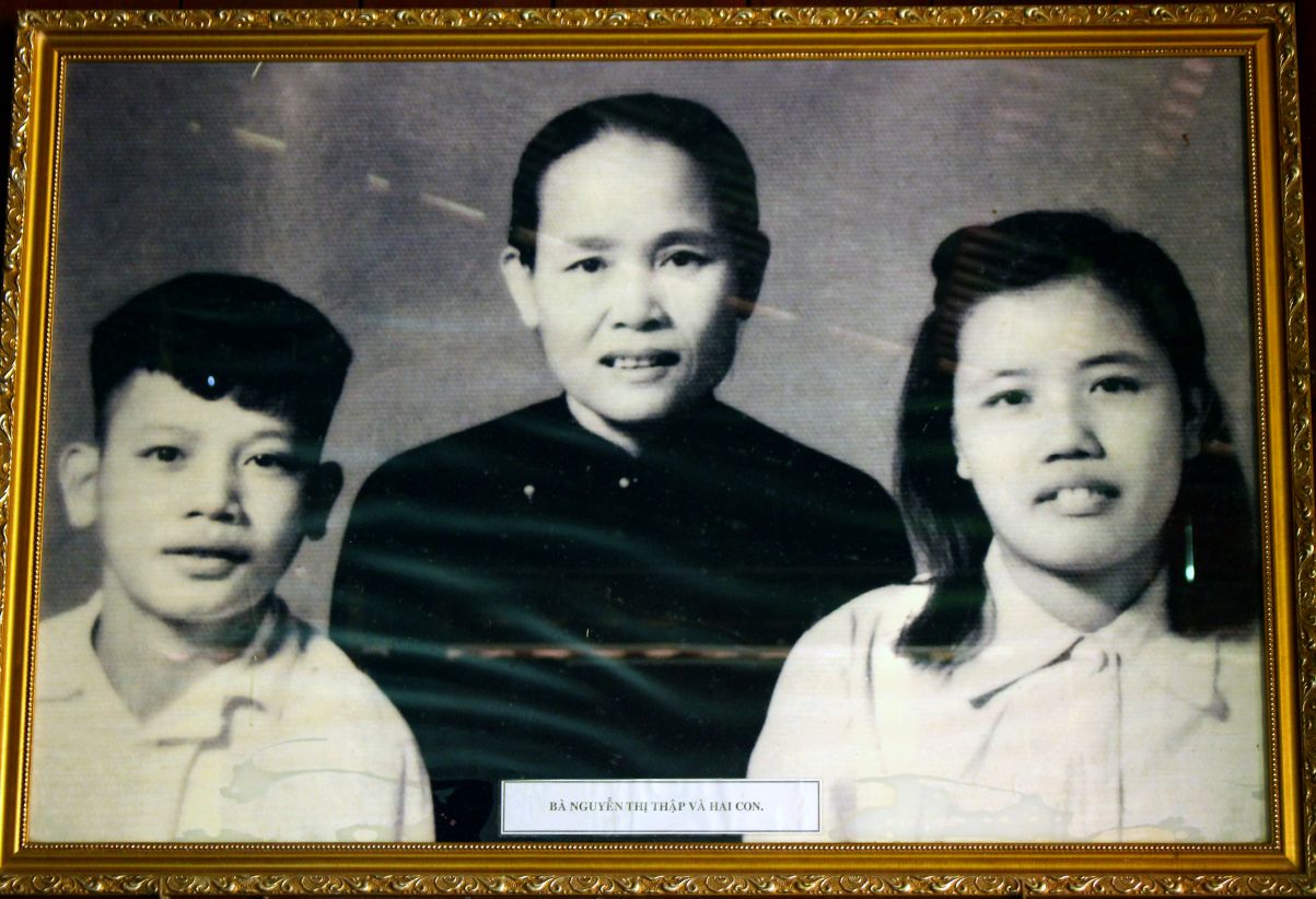 Ba Nguyen Thi Thap cung 2 nguoi con. Anh: Luc Tung