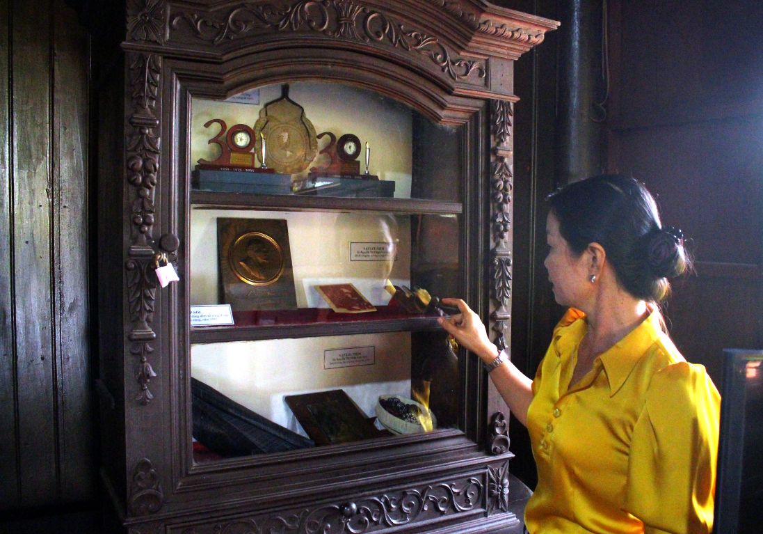 Chi Le Thi Huyen Linh, thuyet minh vien cua khu di tich, huong dan chung toi tham qua nhung vat luu niem cua ba Nguyen Thi Thap. Anh: Luc Tung