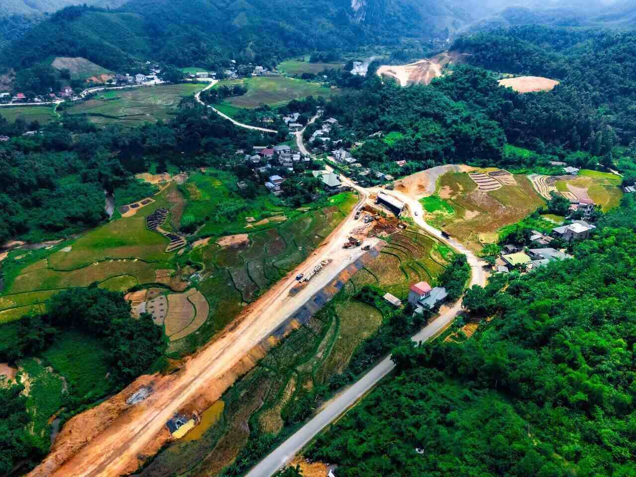 The Hoa Binh - Hanoi Regional Linking Road Project and Son La Expressway (Hoa Binh - Moc Chau) have a total investment of 4,120 billion VND. Photo: Quynh An