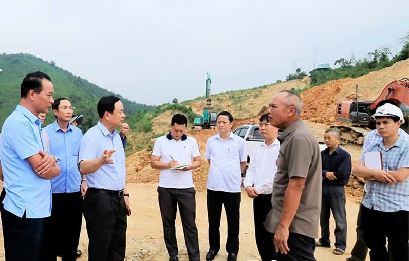 Pho Chu tich UBND tinh Phu Tho Quach Tat Liem kiem tra tien do du an Duong lien ket vung. Anh: Hong Trung