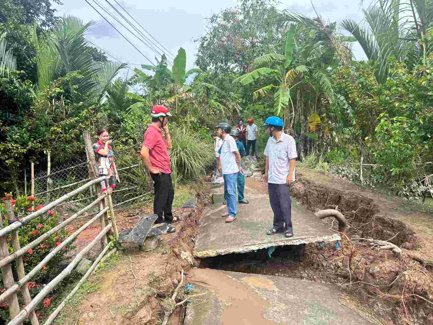 People have to take a detour of more than 3km to transport agricultural products due to the main road being eroded. Photo: Hoang Loc