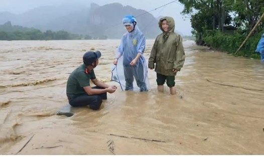Người dân cảm ơn Trung úy Lương Đức Sửu, Công an xã Môn Sơn (Nghệ An) đã có hành động dũng cảm cứu người giữa dòng nước lũ. Ảnh: Ngọc Anh