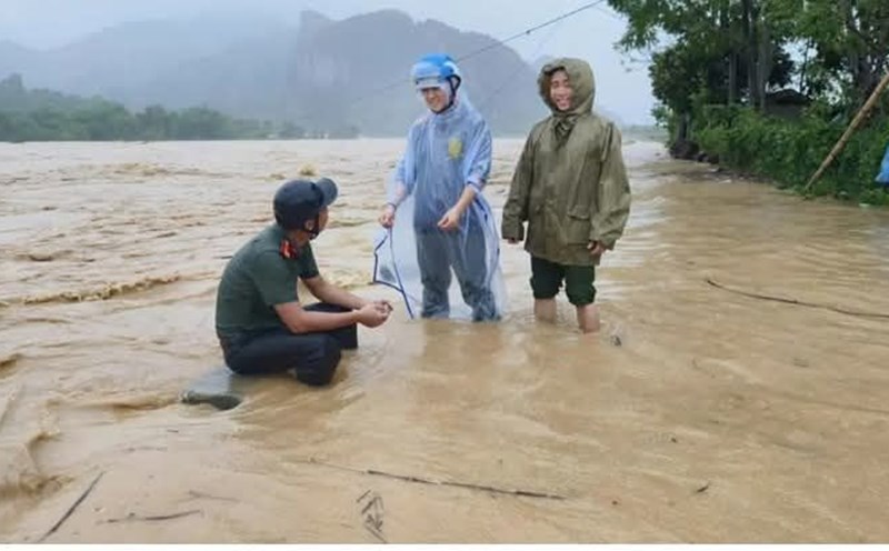 People thanked Lieutenant Luong Duc Suu, Mon Son Commune Police (Nghe An) for his brave act of saving people in floodwaters. Photo: Ngoc Anh