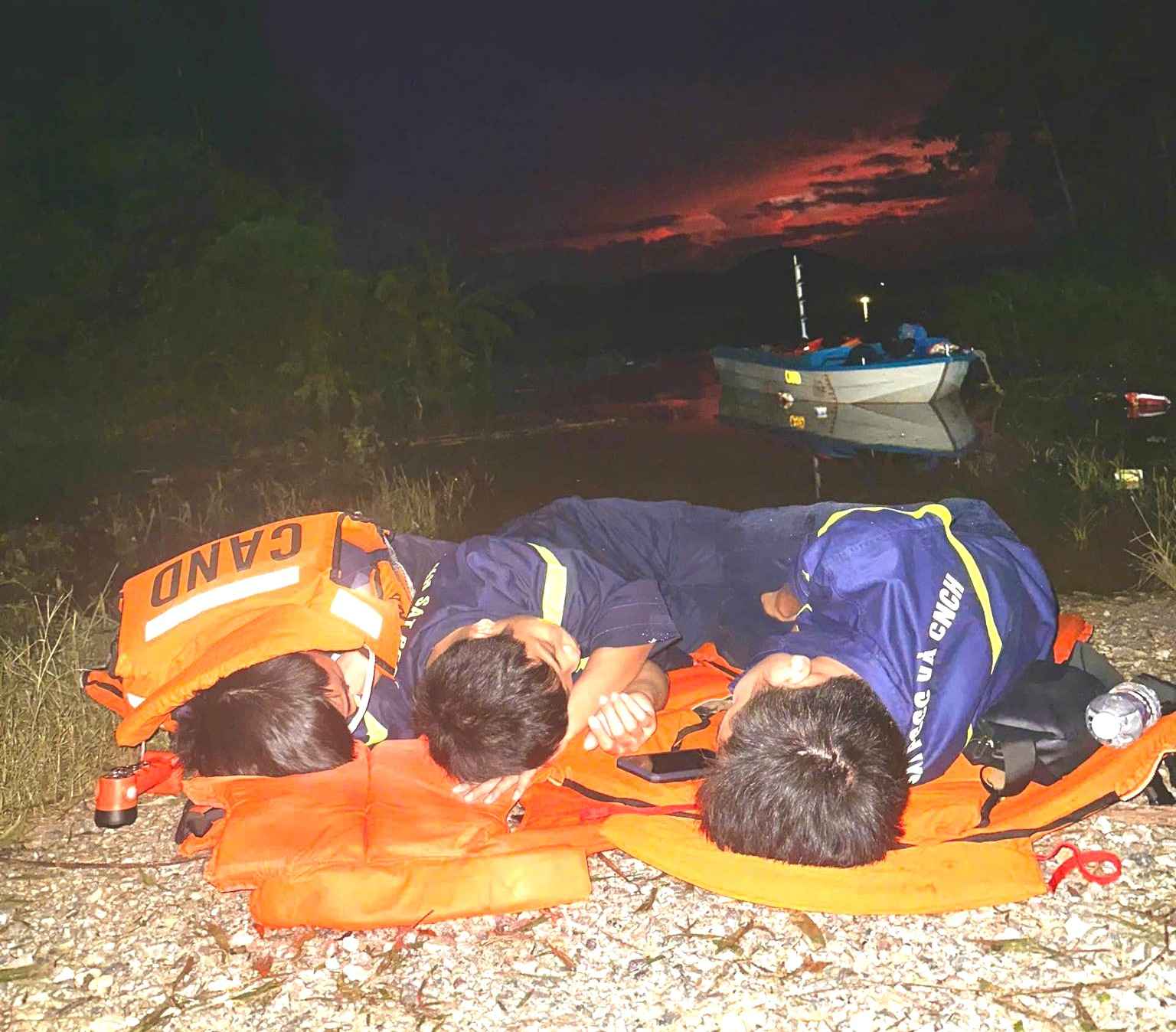The photo of 3 police officers sleeping in a hurry while on rescue duty amidst storms and floods caused deep emotion. Photo: Ngoc Anh