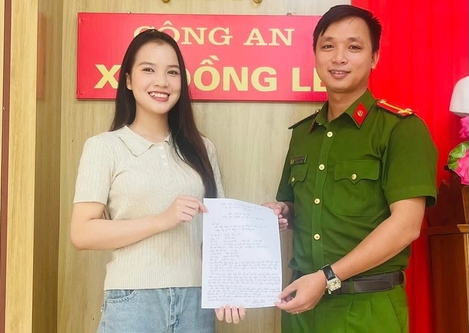 Nguyen Diem Trinh wrote a voluntary application to join the People's Public Security service. Photo: Quang Tri Police
