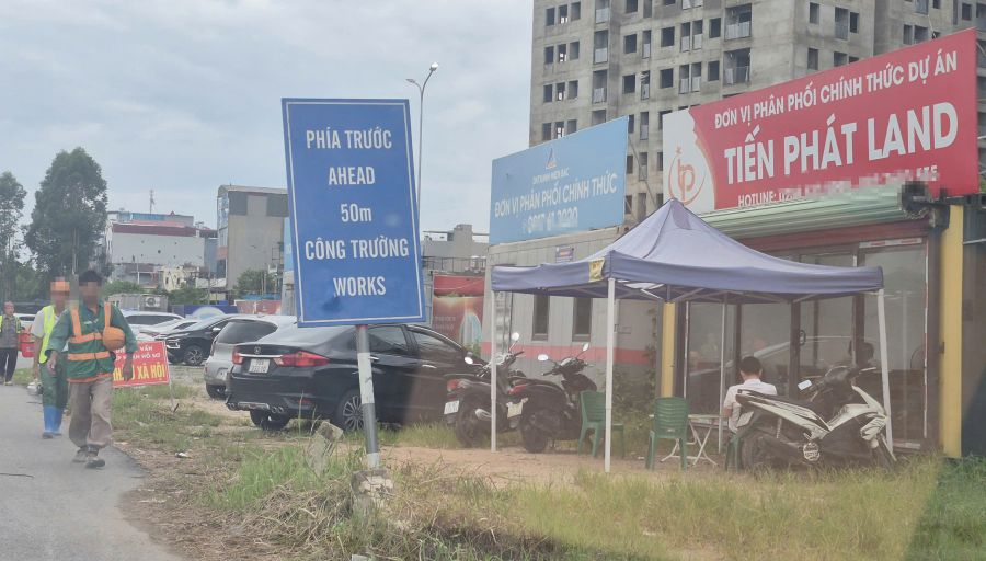 Las bolsas de valores inmobiliarias ubican puntos de asesoramiento justo en la puerta del proyecto de vivienda social para trabajadores del barrio de Nenh (provincia de Bac Ninh). Foto: PV
