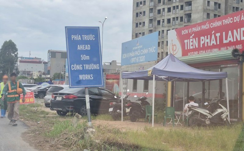 Real estate trading floors set up consultation points right at the gate of social housing projects for workers in Nenh ward (Bac Ninh province). Photo: PV