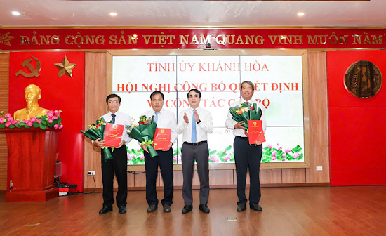 Khanh Hoa Provincial Party Secretary Nghiem Xuan Thanh presented the appointment and transfer decisions to the officials. Photo: Phuong Linh