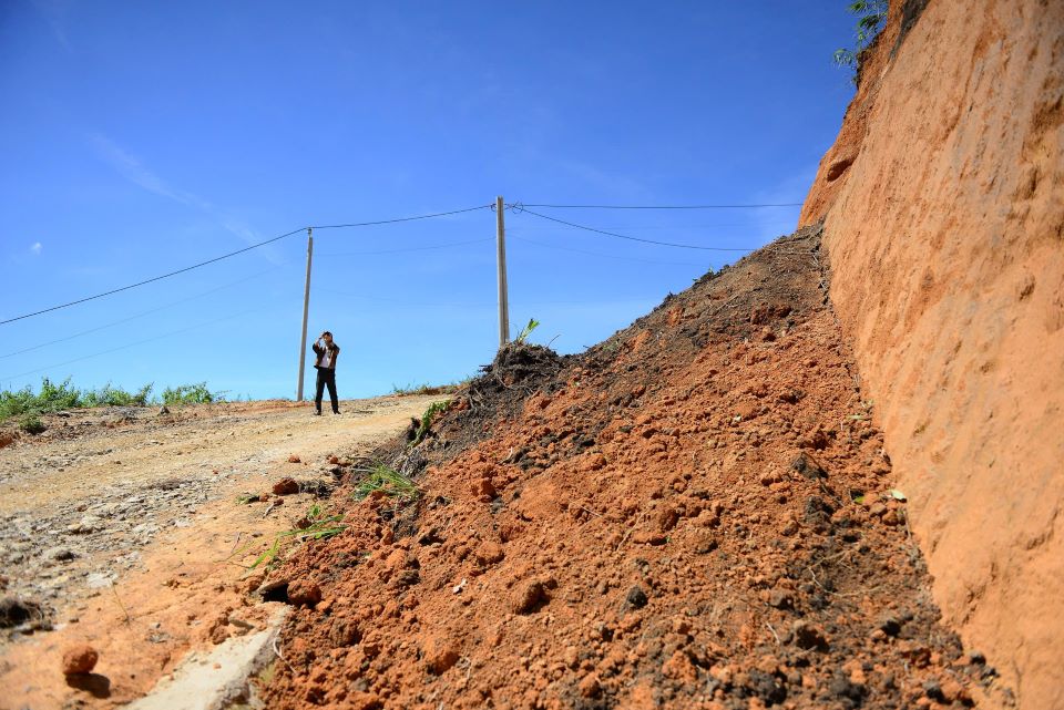 Un bloc de terre s'effondre apres de fortes pluies. Photo : Lam Hong