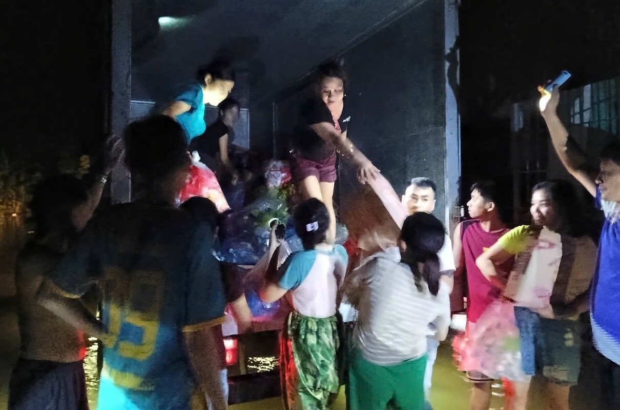 Officers, union members, and workers of the Trade Union of Kim Viet Shoes Company Limited transported necessities day and night to people in flooded areas. Photo: Kim Viet Shoes Company Limited Trade Union