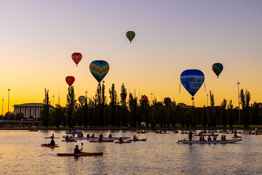 Experimenta un globo aerostatico volador en el lago Burley Griffin en el Festival anual de globos Canberra en Canberra Australia en marzo de 2025. Foto: Xinhua