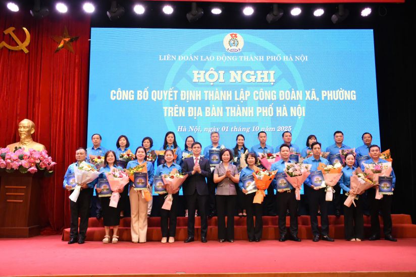 The Hanoi City Labor Federation organized the presentation of the Establishment Decision to 84 Commune and Ward Trade Unions. Photo: Phuong Mai