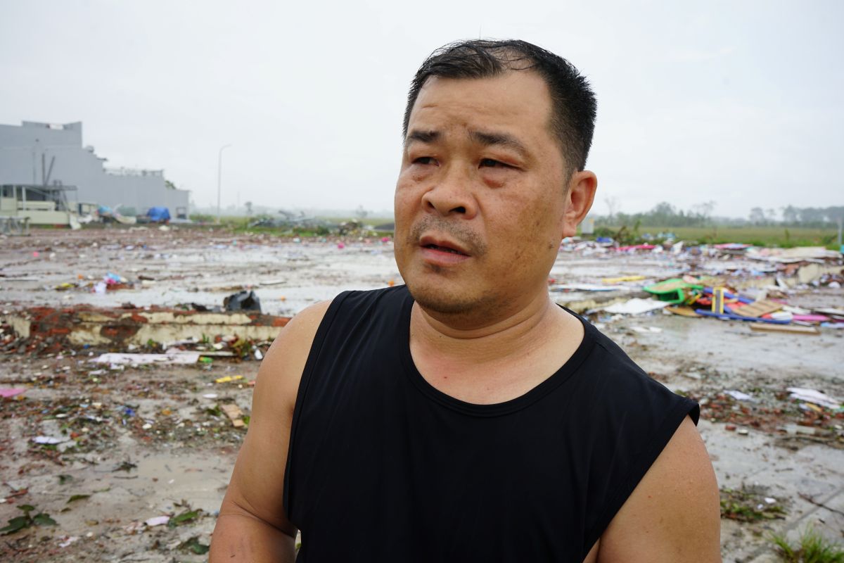 Anh Tô Văn Thuyên xót xa khi siêu thị mini của gia đình bị cuốn phăng trong cơn lốc của bão số 10. Ảnh: Quách Du