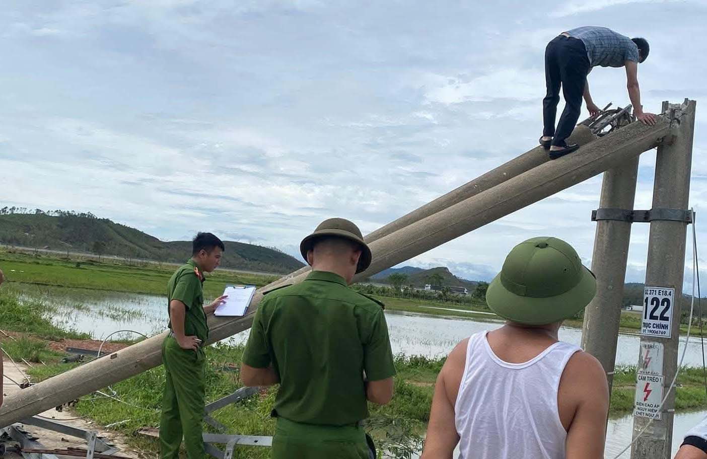 La police verifie le poteau electrique casse apres la tempete n° 10 dans la commune de Xuan Loc. Photo : Viet Hai.