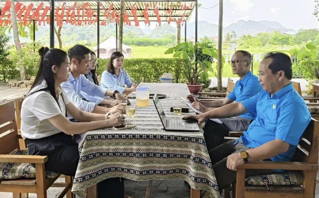 Officers of the Trade Union Committee of Region II work directly with grassroots trade unions in Phong Nha commune. Photo: Quang Tri Trade Union