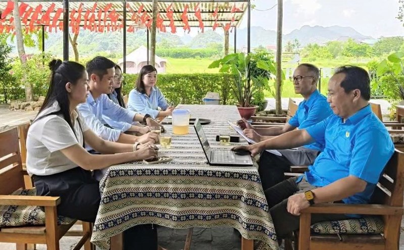 Officers of the Trade Union Committee of Region II work directly with grassroots trade unions in Phong Nha commune. Photo: Quang Tri Trade Union