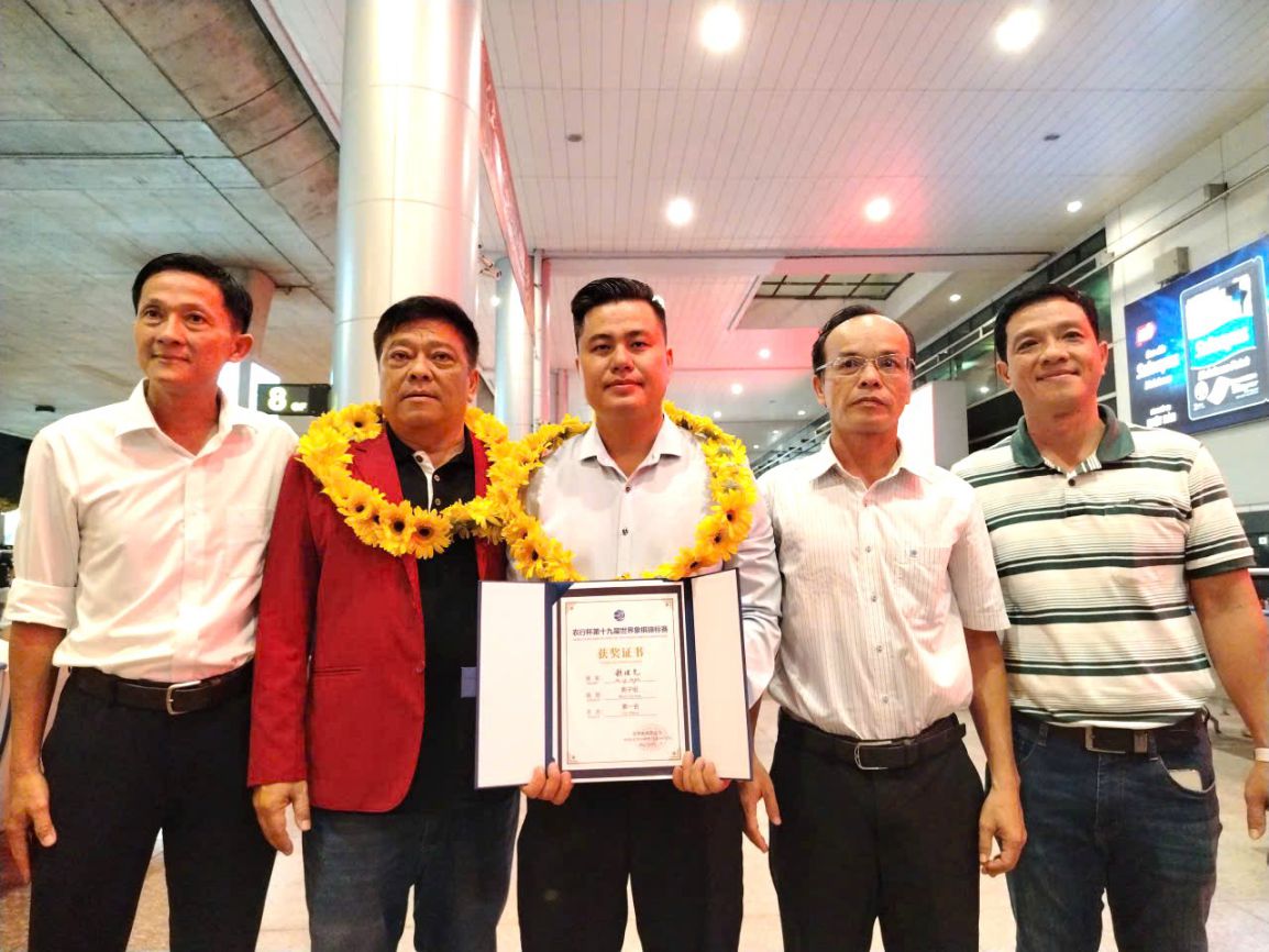 Lai Ly Huynh chia vui voi ban huan luyen, nguoi than khi ve den san bay Tan Son Nhat toi 28.9. Anh: Nguyen Dang