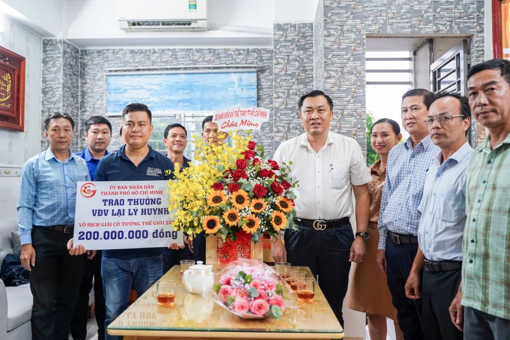 Ong Cao Van Chong - Pho Giam doc So Van hoa va The thao TPHCM den dong vien, trao thuong Lai Ly Huynh tai nha rieng ngay 29.9. Anh: So VHTT TPHCM
