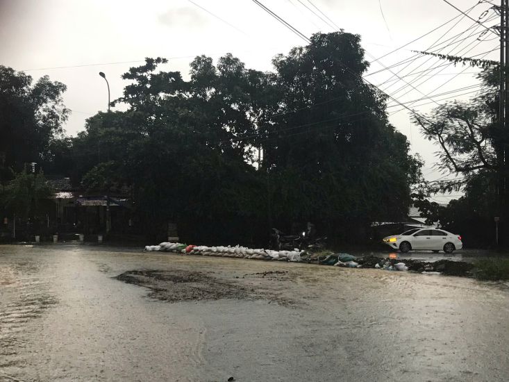 ダ川左岸工業団地への道路が浸水しています。写真:Yen San