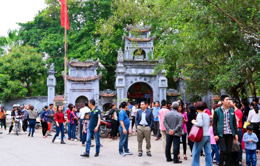 Den Mau (phuong Pho Hien, tinh Hung Yen) thu hut dong dao du khach va nguoi dan moi dip dau nam. Anh: Du lich Hung Yen