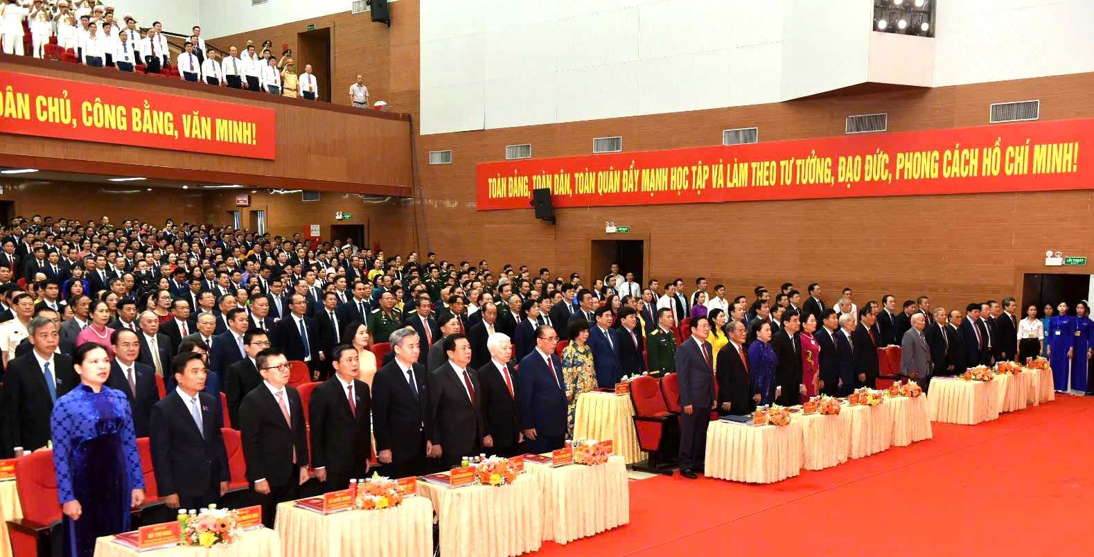 Cac dai bieu du Dai hoi thuc hien nghi thuc chao co. Anh: Tu Thanh