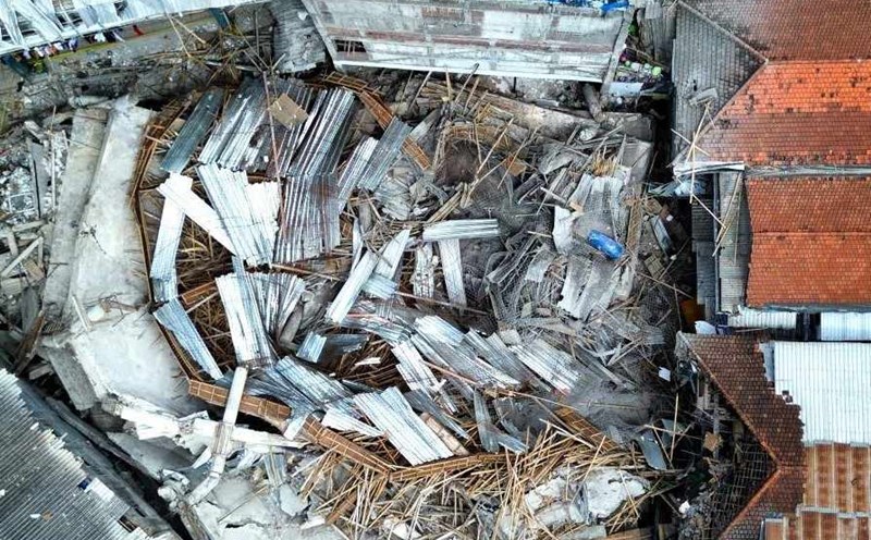Scene of the school collapse in Indonesia. Photo: Xinhua