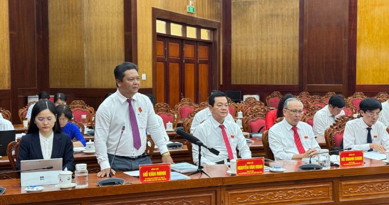 Dai bieu gop y, trao doi y kien tai buoi thao luan trong khuon kho Dai hoi Dai bieu Dang bo tinh Vinh Long. Anh: Hoang Loc