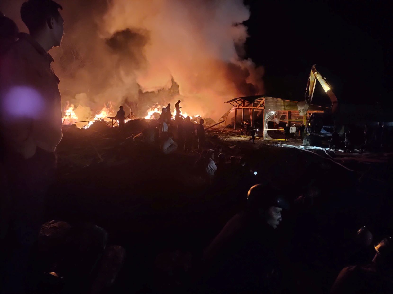 Grand incendie dans une usine de bois causant des dommages d'environ 1 5 milliard de VND. Photo : Lam Hong