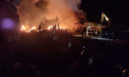 Cháy lớn tại xưởng gỗ gây thiệt hại khoảng 1,5 tỉ đồng. Ảnh: Lam Hồng