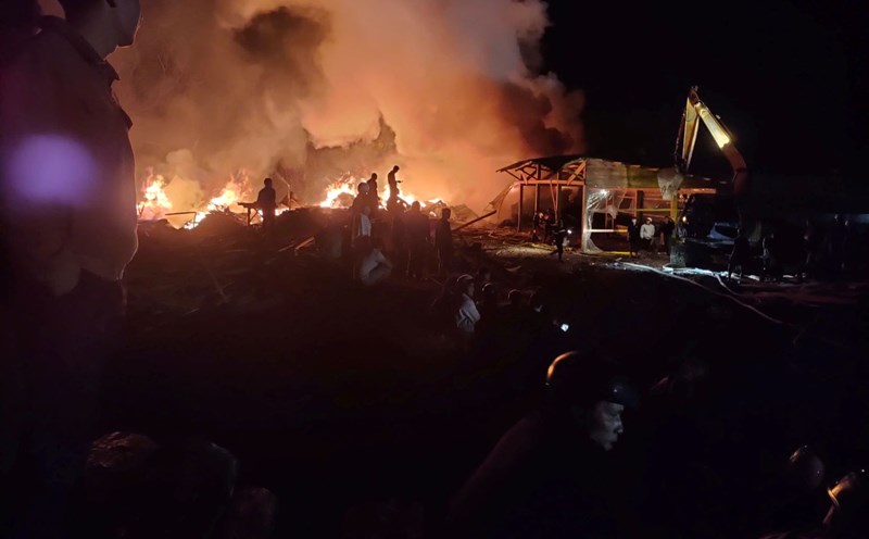 The large fire at the wood workshop caused damage of about 1.5 billion VND. Photo: Lam Hong