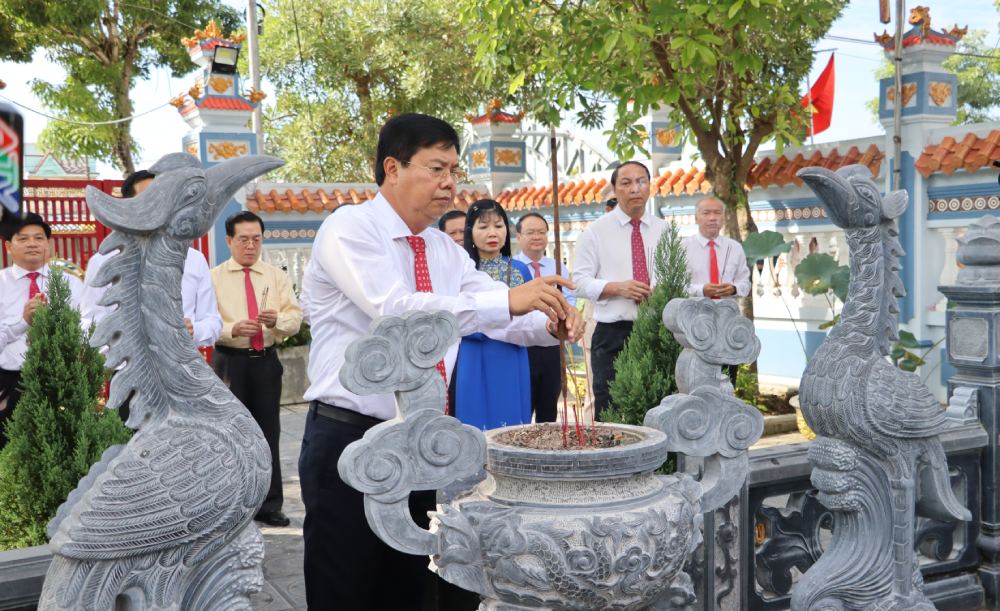 The Standing Committee of the An Giang Provincial Party Committee, led by Provincial Party Secretary Nguyen Tien Hai, came to offer incense to commemorate the National Hero Nguyen Trung Truc. Photo: Phuong Vu