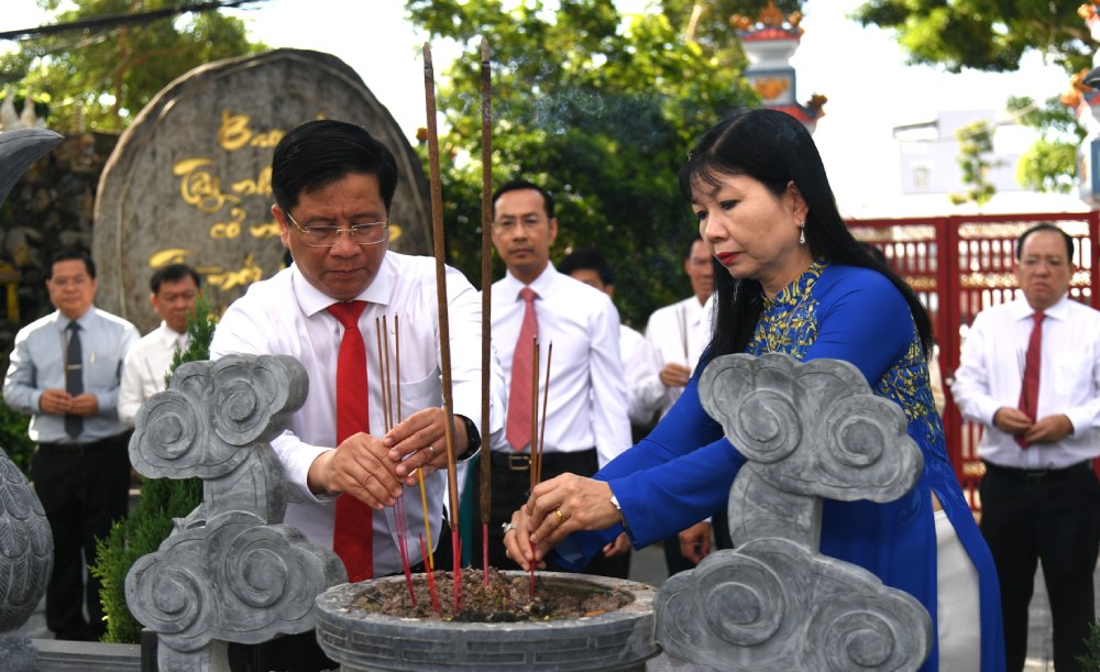 Chu tich UBND tinh An Giang Ho Van Mung va ba Tran Thi Thanh Huong, Pho Bi thu Tinh uy, Truong doan Dai bieu Quoc hoi, Chu tich Uy ban MTTQ Viet Nam tinh thap huong tai dinh Nguyen Trung Truc. Anh: Phuong Vu