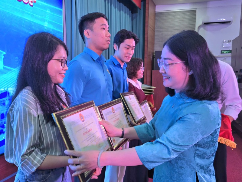 Ms. Nguyen Kim Loan - Vice President of the Ho Chi Minh City Labor Federation - presented awards and Certificates of Merit from the Ho Chi Minh City Labor Federation to representatives of grassroots unions with many union members and workers participating in the contest. Photo: Nam Duong