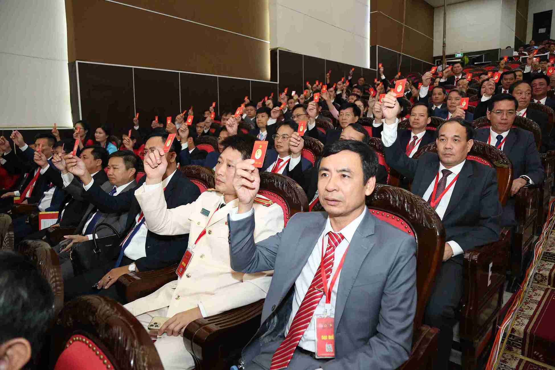 Cac dai bieu bieu quyet thong qua chuong trinh, noi quy, quy che lam viec cua Dai hoi. Anh: Trung tam bao chi Dai hoi 