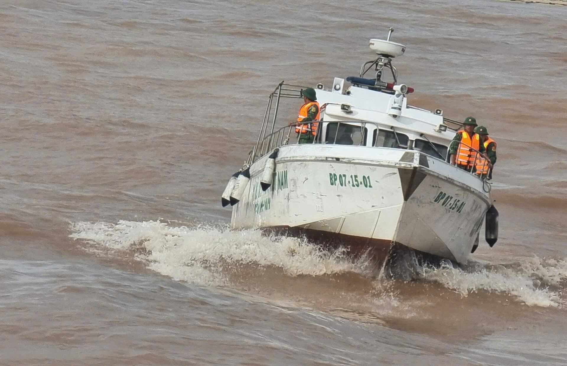Dans l'affaire des deux bateaux de peche coules dans la zone maritime de Quang Tri les forces de l'ordre ont decouvert un 4e corps et de nombreuses personnes sont toujours portees disparues. Photo : Garde-frontieres