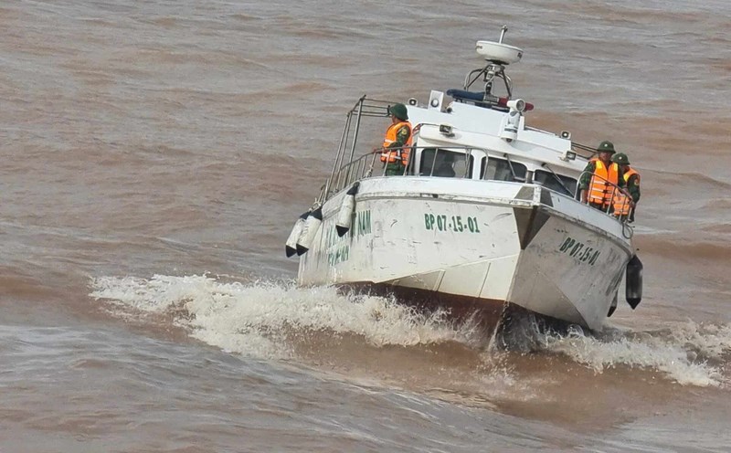 In the case of two fishing boats sinking in the waters of Quang Tri, the authorities have discovered the fourth body, and many people are still missing. Photo: Border Guard