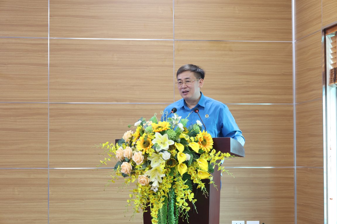 M. Thach Van Chung - Sous-secretaire provincial du Comite populaire provincial vice-president de la Federation du travail de la province de Bac Ninh s'exprimant lors de la conference. Photo : Quyet Chien