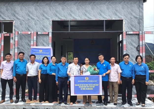 Leaders of the Vietnam Agricultural and Environment Trade Union and Ia Grai Coffee Company presented gifts to support the Trade Union Shelter for union members' families in difficult circumstances. Photo: Dinh Tuong