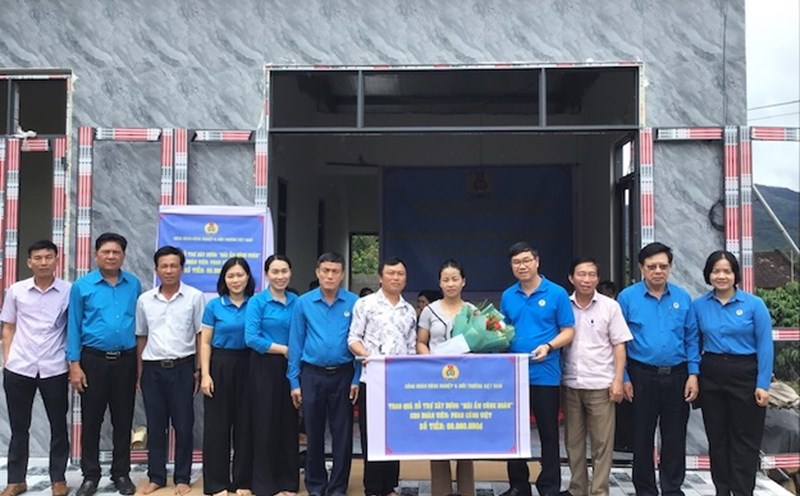 Leaders of the Vietnam Agricultural and Environment Trade Union and Ia Grai Coffee Company presented gifts to support the Trade Union Shelter for union members' families in difficult circumstances. Photo: Dinh Tuong