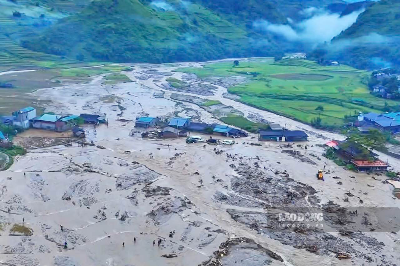 Mua lu khien canh dong xa Tu Le bi vui lap duoi lop dat da. Anh: Ngoc Son 
