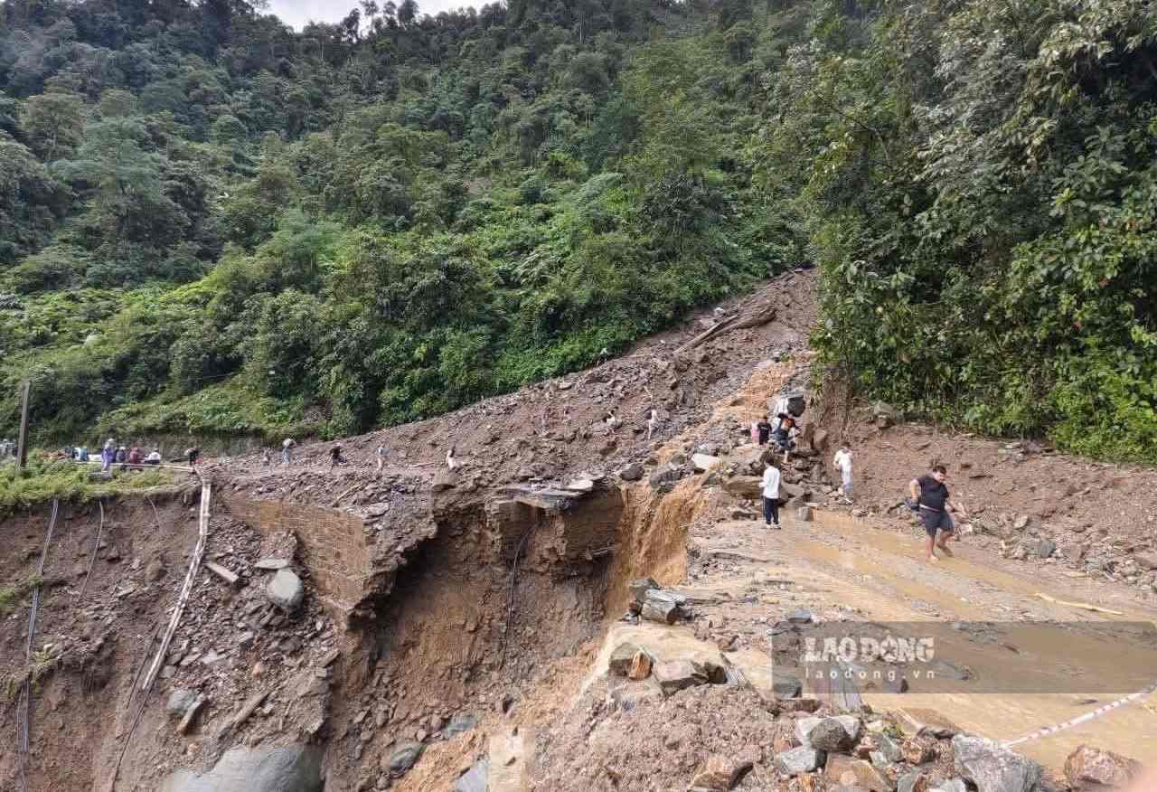 Sat lo nghiem trong tren deo Khau Pha chia cat Quoc lo 32 qua dia ban tinh Lao Cai. Anh: Ngoc Son