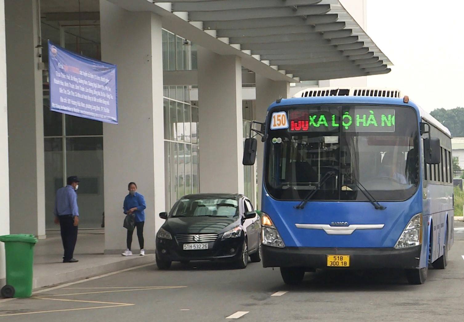 Xe buýt 150 đón khách ở Bến xe Miền Đông mới (TPHCM).  Ảnh: Nguyễn Sử