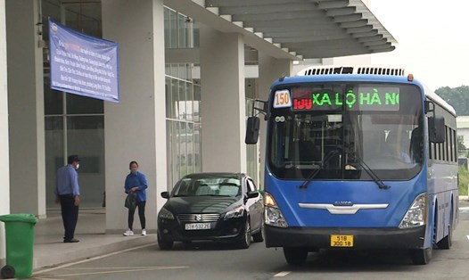Xe buýt 150 đón khách ở Bến xe Miền Đông mới (TPHCM).  Ảnh: Nguyễn Sử