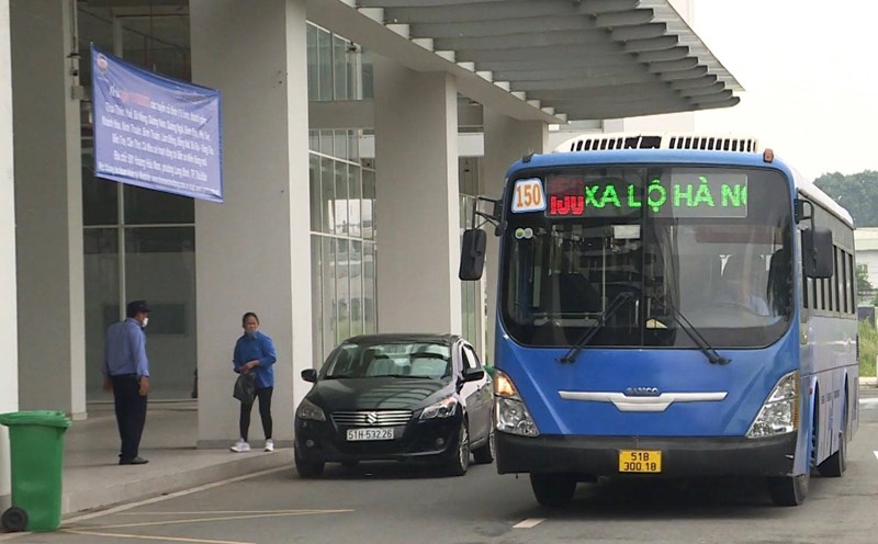 El autobus 150 recoge pasajeros en la nueva estacion de autobuses Mien Dong (TPHCM). Foto: Nguyen Su
