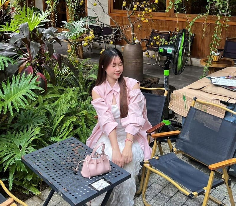 ピンク、パステル、白の色調の衣装を組み合わせることで、女性はお正月お出かけに軽やかな外観になります。写真:ラン・チー