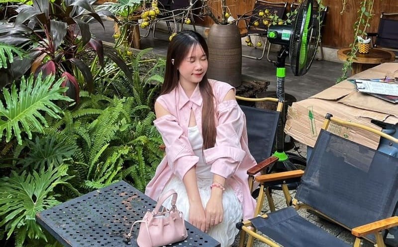 Coordinating pastel pink and white outfits helps women look gentle when going out during the Mid-Autumn Festival. Photo: Lan Chi