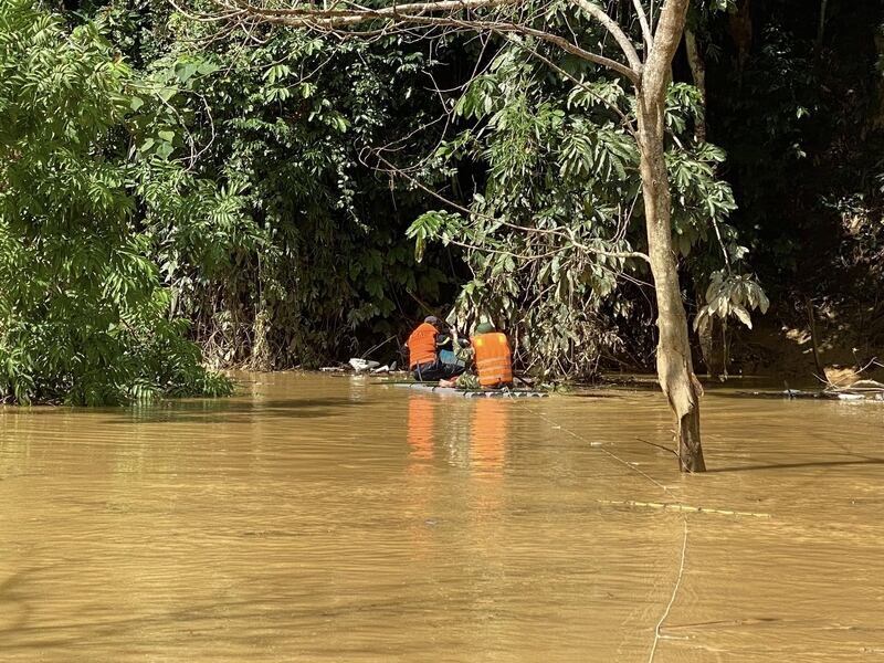 Le corps de la derniere victime retrouvee dans l'affaire des cadres de construction de l'autoroute Dong Dang - Tra Linh emportes par les inondations. Photo : Ministere CHSQ province de Cao Bang